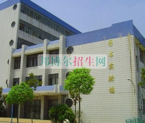 江西工業(yè)貿(mào)易職業(yè)技術(shù)學院招生辦聯(lián)系電話