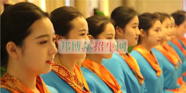 成都航空旅游職業(yè)學(xué)校開啟新學(xué)期首場招聘，場面火爆美女如云