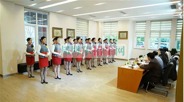 成都航空旅游職業(yè)學(xué)校開啟新學(xué)期首場招聘，場面火爆美女如云
