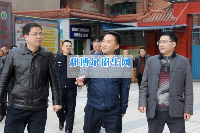 四川省教育廳安管處處長(zhǎng)王瑜來(lái)四川省達(dá)縣職業(yè)高級(jí)中學(xué)督導(dǎo)檢查春季開學(xué)工作