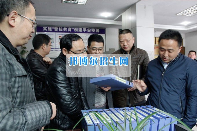 四川省教育廳安管處處長(zhǎng)王瑜來(lái)四川省達(dá)縣職業(yè)高級(jí)中學(xué)督導(dǎo)檢查春季開學(xué)工作