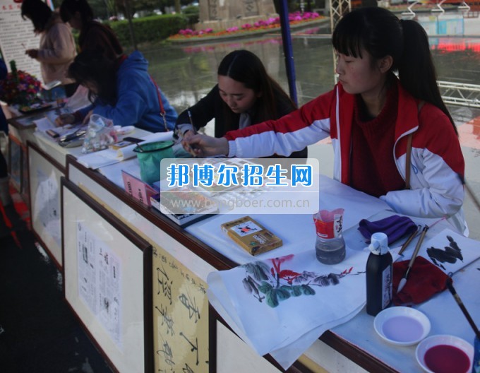 南充師范學(xué)?；ㄩ_滿堂盛世春——南充師范歡慶“三八”節(jié)