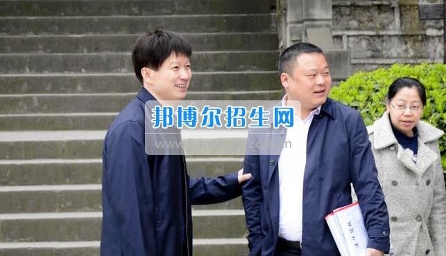 區(qū)委常委、宣傳部長邱躍峰一行視察南充市建華職業(yè)中學