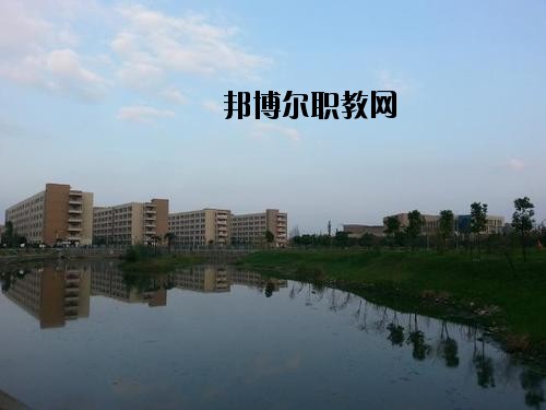 內(nèi)江鐵路機械學(xué)校2020年報名條件、招生要求、招生對象