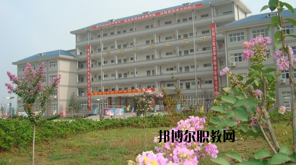 鄂州經(jīng)貿(mào)學(xué)校2020年報名條件、招生要求、招生對象