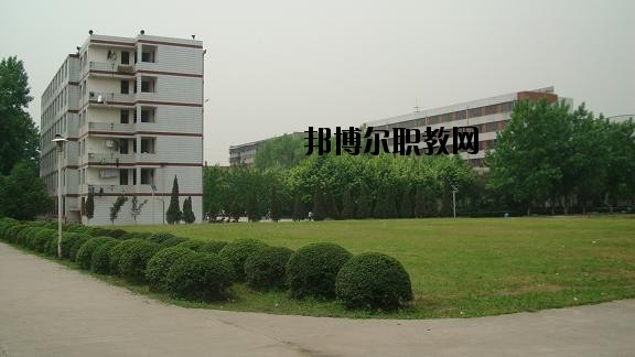 四川省工業(yè)貿(mào)易學(xué)校2020年報(bào)名條件、招生要求、招生對(duì)象