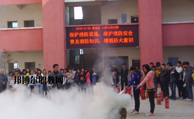 當(dāng)同學(xué)們對(duì)一所學(xué)校感興趣的時(shí)候，一般會(huì)通過怎樣的方式來了解這所學(xué)校的相關(guān)信息呢?相信很多的同學(xué)都會(huì)選擇通過上網(wǎng)查詢的方式來對(duì)學(xué)校信息進(jìn)行了解，可是有的時(shí)候網(wǎng)上有的學(xué)校信息并不全面，一些招生信息同學(xué)們只能通過撥打?qū)W校招生電話進(jìn)行了解。  上饒中等職業(yè)學(xué)校招生電話：0793-8629088  上饒中等職業(yè)學(xué)校郵箱：srdzgy@jxedu.gov.cn  上饒中等職業(yè)學(xué)校簡(jiǎn)介 上饒中等職業(yè)學(xué)校創(chuàng)辦于1998年，是經(jīng)市教育局98[131]號(hào)文件和省教[2000]018號(hào)文件批準(zhǔn)的全日制職業(yè)中專學(xué)校?，F(xiàn)有專業(yè)十個(gè)，在籍學(xué)生1200余人，專職教師60多名，學(xué)校秉承“勤學(xué)、奮進(jìn)、友愛、創(chuàng)新”的校訓(xùn)，以教學(xué)管理嚴(yán)格，封閉式軍事化管理為特色。全體員工克盡職守，愛崗敬業(yè)，用心工作，真心服務(wù)。十五年來培育了數(shù)8000余名技術(shù)人才，受到市委、市政府和用人單位的充分肯定。  上饒中等職業(yè)學(xué)校就業(yè)優(yōu)勢(shì) 學(xué)校畢業(yè)的學(xué)生都通過學(xué)校一系列的考核，有過硬的動(dòng)手能力和理論知識(shí)，能確保各專業(yè)的畢業(yè)生基本上專業(yè)對(duì)口的就業(yè)上崗，并受到用人單位一致好證，畢業(yè)業(yè)供不應(yīng)求。就業(yè)率一真位居全市前列，被省教育廳授予“江西省中等職業(yè)學(xué)校就業(yè)先進(jìn)單位”。  小編總結(jié) 有的時(shí)候，網(wǎng)上有的只是關(guān)于學(xué)校的辦學(xué)條件介紹，而對(duì)于學(xué)校當(dāng)年招生政策的信息介紹卻不多。因此，小編建議，為了同學(xué)們可以更順利地報(bào)考，接下來可以通過撥打招生電話的方式先對(duì)學(xué)校的招生政策做一個(gè)詳細(xì)的了解。