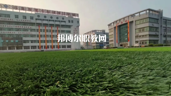 問：珠海索卡科技技工學(xué)校怎么樣、好不好?  答:珠海市索卡科技技工學(xué)校是經(jīng)珠海市人力資源和社會保障局批準成立，廣東索卡集團有限公司創(chuàng)辦的以培養(yǎng)中級技術(shù)人才為主的全日制中等技工學(xué)校。學(xué)校位于粵港澳大灣區(qū)的珠海市后花園高欄港經(jīng)濟區(qū)平沙鎮(zhèn)，是2020年珠海市西部地區(qū)僅有的一所中等職業(yè)學(xué)校。學(xué)校被列為廣東省足球協(xié)會(珠海)培訓(xùn)實驗基地、珠海市新型技能人才培訓(xùn)基地，珠海市國防與公共安全體驗基地。  珠海索卡科技技工學(xué)校就業(yè) 學(xué)校堅持校企合作的辦學(xué)思路，采取訂單式的人才培養(yǎng)模式，與省市足協(xié)和部分省內(nèi)外高等院校、眾多優(yōu)質(zhì)企業(yè)建立了校企合作關(guān)系，學(xué)生就業(yè)率保持在100%。索卡集團以“體育+旅游”產(chǎn)業(yè)開發(fā)為核心，多元化經(jīng)營，業(yè)務(wù)覆蓋體育、游艇、教育、酒店、醫(yī)療、康復(fù)康養(yǎng)、產(chǎn)業(yè)科研、商業(yè)運營、資本投資等領(lǐng)域，2019年正在珠海市平沙鎮(zhèn)投資建設(shè)“索卡國際足球小鎮(zhèn)”項目，計劃總投資60億元人民幣。  珠海索卡科技技工學(xué)校 學(xué)校規(guī)劃占地面積205畝，現(xiàn)有建筑面積約3萬平方米，環(huán)境優(yōu)美，交通便利，教學(xué)生活設(shè)施齊全，是一所獨具特色的技工學(xué)校。學(xué)校建有標準足球場、籃球場、排球場、羽毛球場、乒乓球場等活動場所。有教學(xué)樓、實訓(xùn)樓、學(xué)生公寓樓、學(xué)術(shù)報告廳、學(xué)生社團活動中心等教育教學(xué)生活場所。  珠海索卡科技技工學(xué)校管理 學(xué)校管理科學(xué)規(guī)范，采取全封閉軍事化管理模式。學(xué)校有一支既能從事理論教學(xué)，又能指導(dǎo)實訓(xùn)的“雙師型”隊伍。學(xué)校堅持“以就業(yè)為導(dǎo)向、以服務(wù)為宗旨、以質(zhì)量求生存、以管理樹形象、以特色謀發(fā)展，達到學(xué)生、家長、用人單位滿意”的辦學(xué)理念，根據(jù)市場需求，對接企業(yè)建專業(yè)，對接崗位設(shè)課程，根據(jù)興趣選專業(yè)，與就業(yè)市場緊密對接。  我們的起點可能很低，但我們要有扭轉(zhuǎn)局面的能力，努力把自己的成績提升上去，很多的學(xué)校都是看重統(tǒng)招的分數(shù)線的，只有把自己的學(xué)習(xí)提升上了了，你在考試中才能夠游刃有余，一次考試定乾坤，最后選擇有優(yōu)勢的學(xué)校。