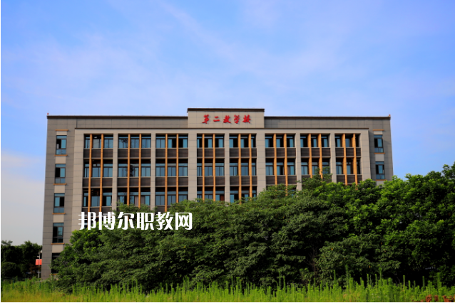 重慶工貿(mào)高級技工學(xué)校2022年報名條件、招生要求、招生對象